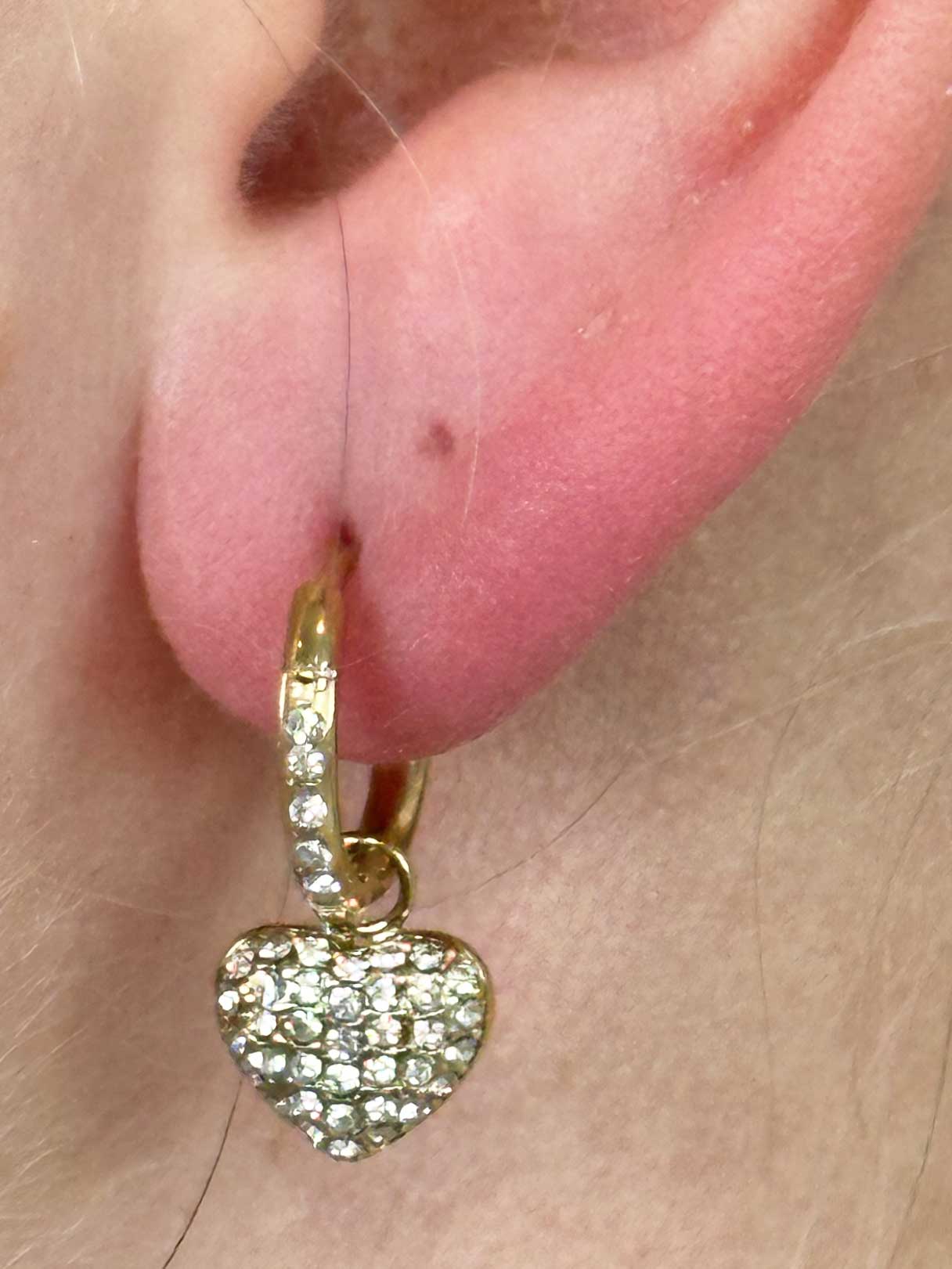 Adelita - Guldfarvet creoler med hjertevedhæng